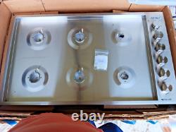 JENN AIR- AMERICA GAS COOK TOP with burners & grates